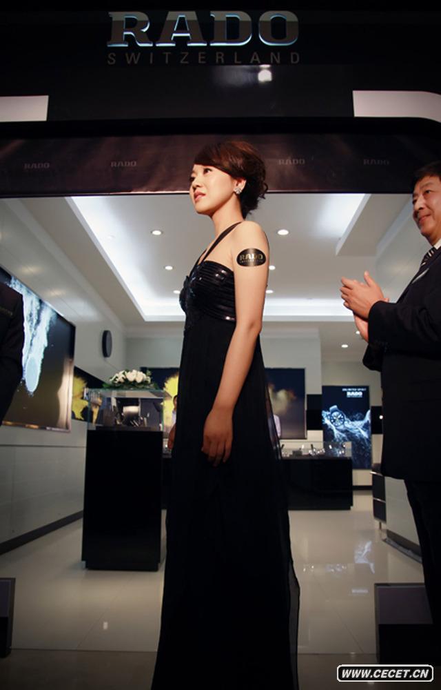 閆妮黑色長(cháng)裙優(yōu)雅亮相