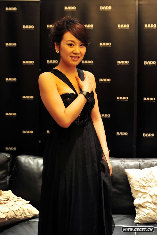 閆妮黑色長(cháng)裙優(yōu)雅亮相