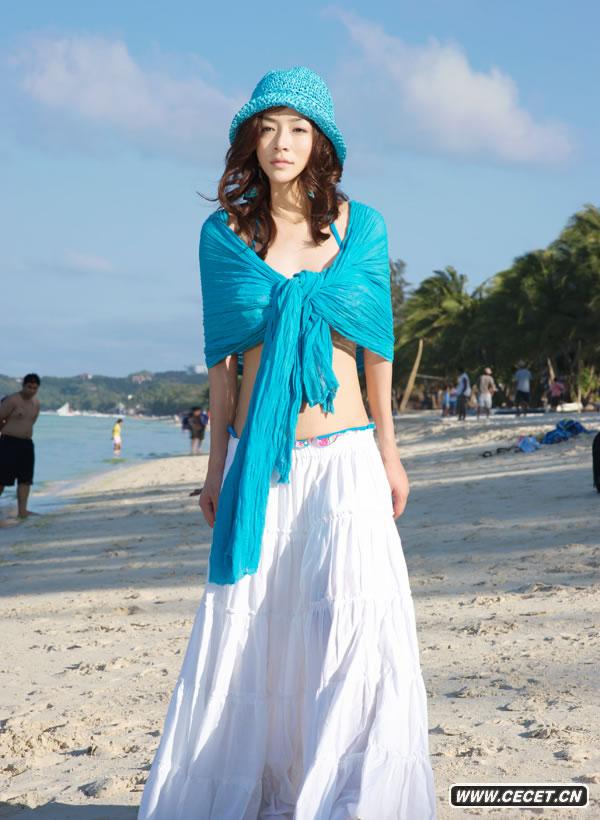 何彥霓寫(xiě)真打扮前衛