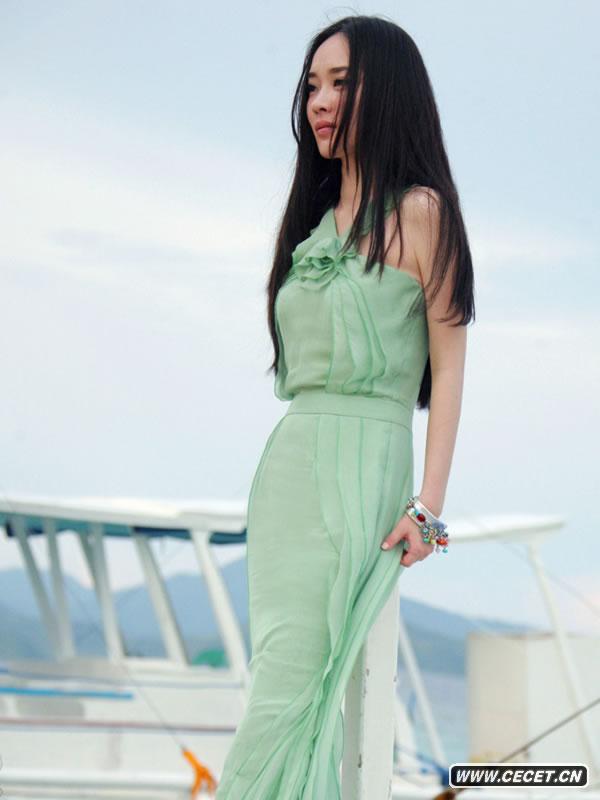 霍思燕寫(xiě)真似美人魚(yú)