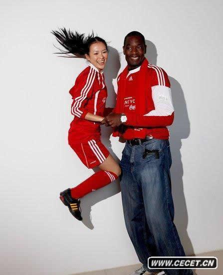 章子怡與球星合影忙蹦起