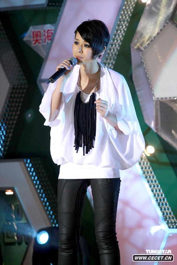 胡杏兒白衣裝亮相展OL風(fēng)