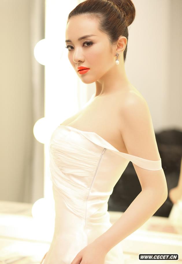 孟茜烈焰紅唇酥胸誘人