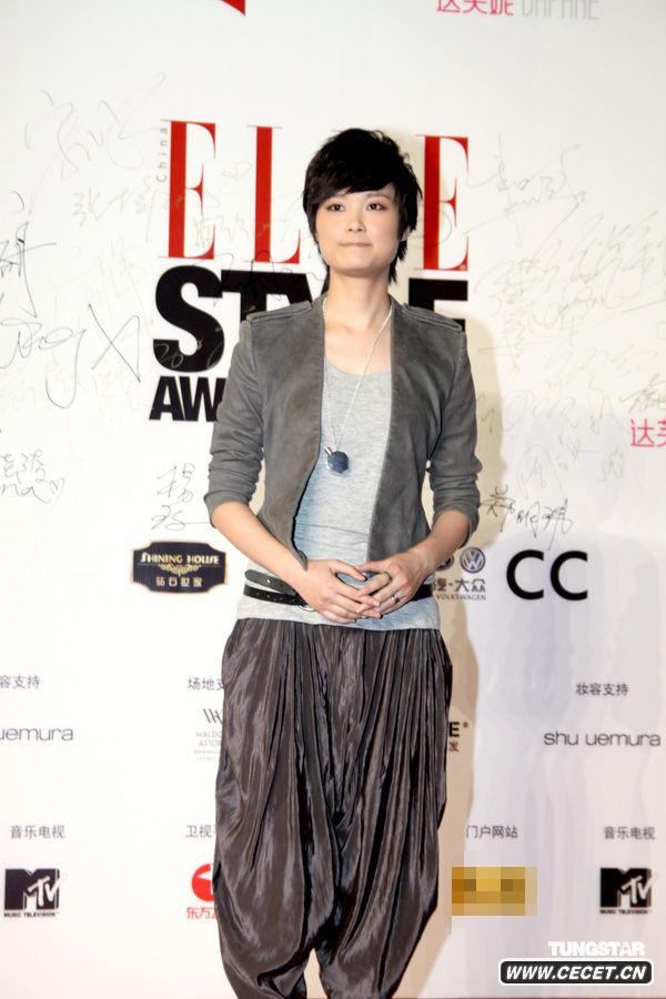 李宇春潮人打扮陽(yáng)光帥氣