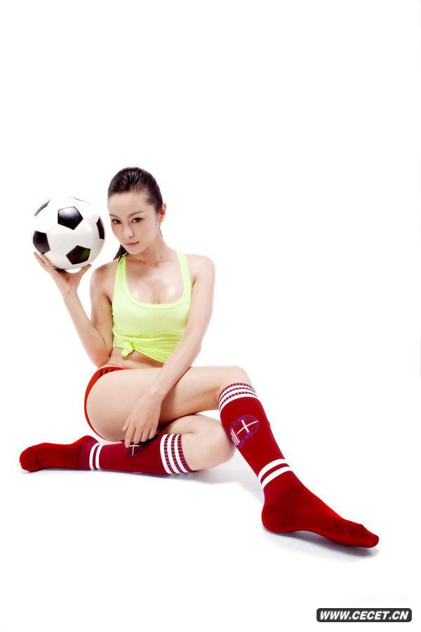 王冕姿勢惹火秀色可餐