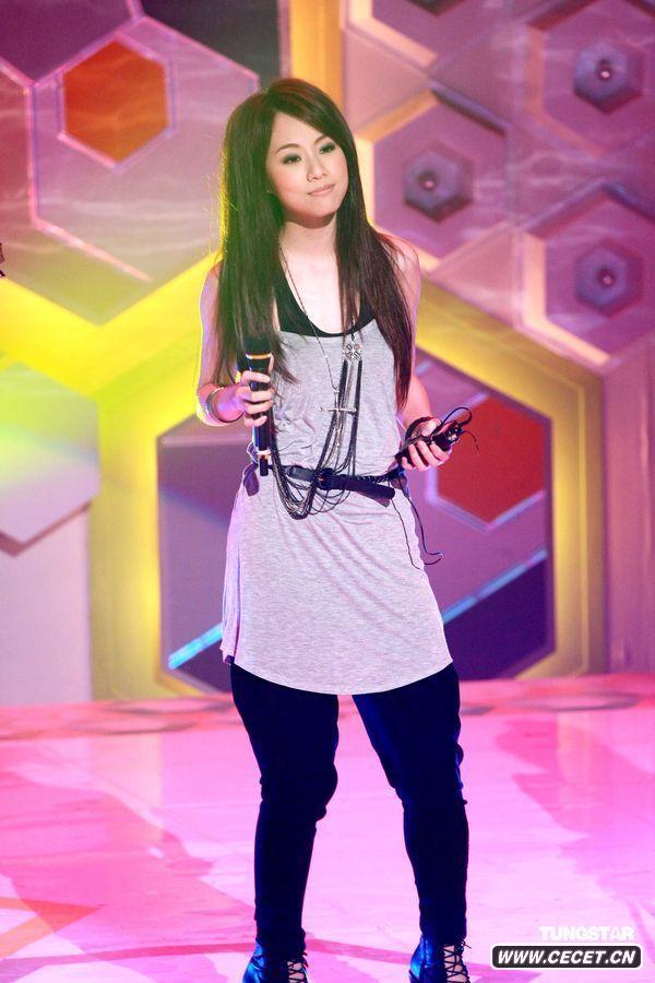 鄧麗欣錄制勁歌金曲