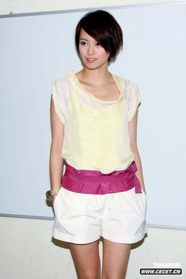 梁詠琪亮相秀清涼美腿