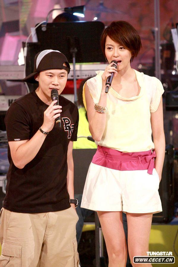 梁詠琪亮相秀清涼美腿