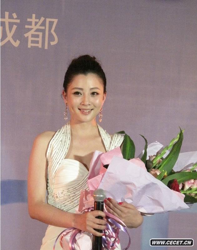 殷桃白裙亮相知性?xún)?yōu)雅