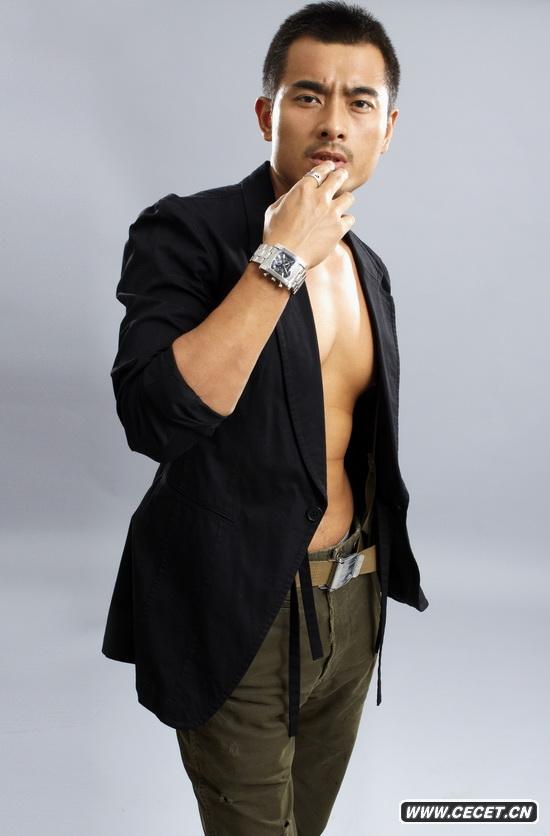 陳龍真空寫(xiě)真秀胸肌