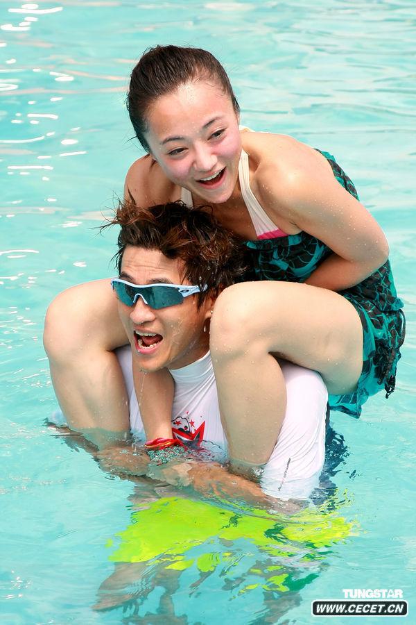 眾嫩模泳裝清涼亮相