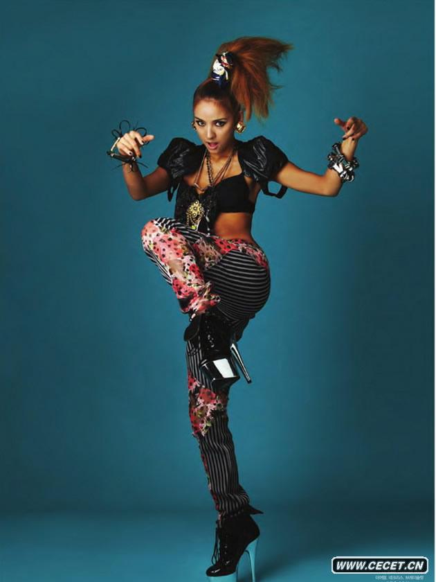 李孝利煙熏妝個(gè)性夸張