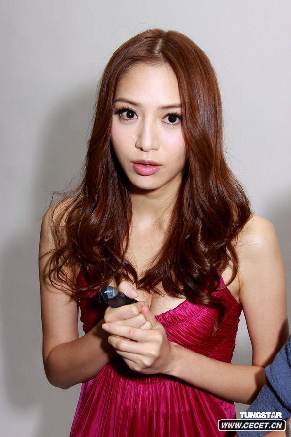 白歆惠低胸裙拍廣告