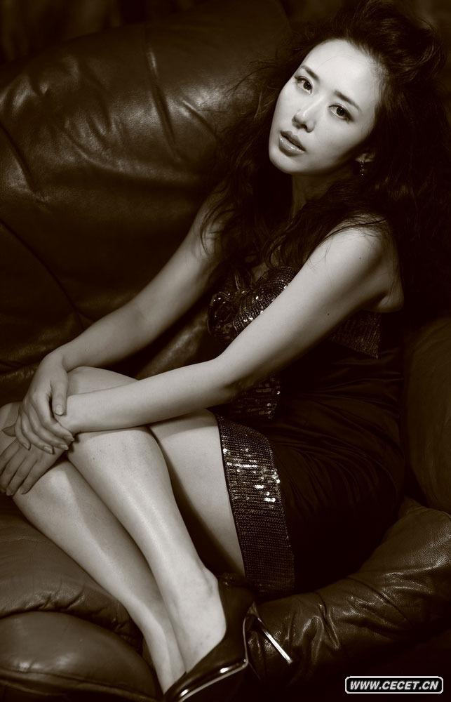 顏丹晨演繹黑白復古寫(xiě)真