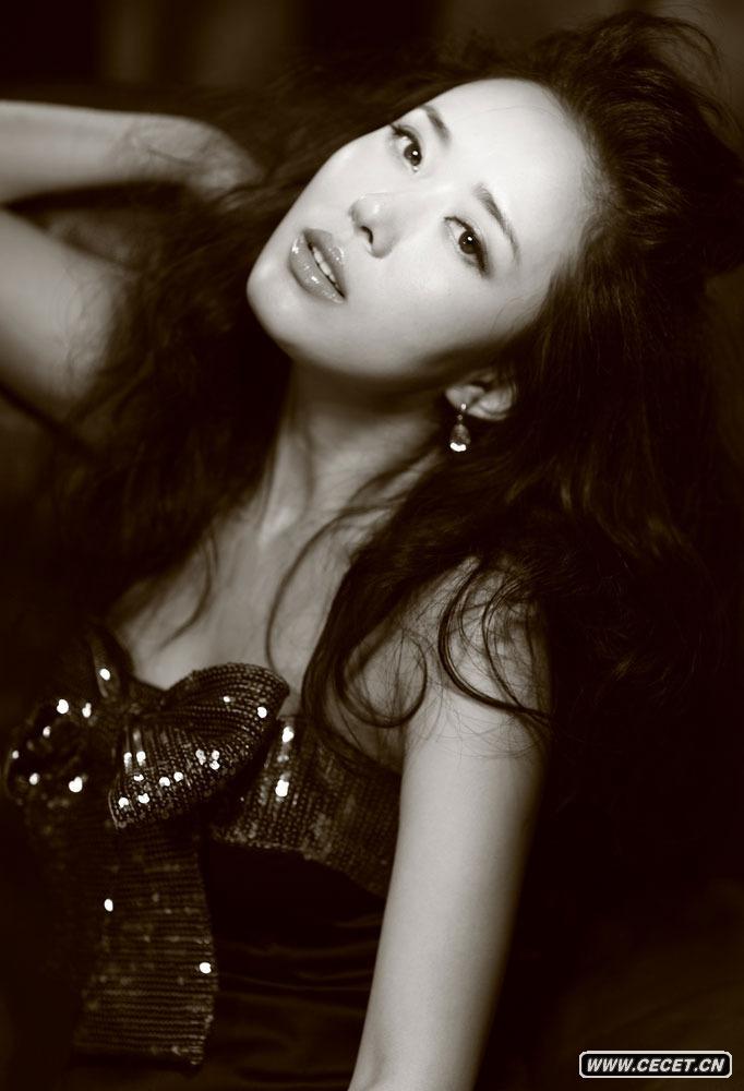 顏丹晨演繹黑白復古寫(xiě)真