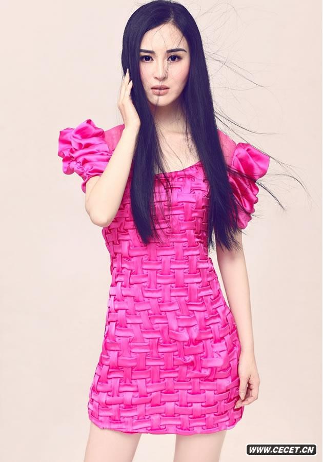 劉競嬌艷寫(xiě)真 身姿窈窕動(dòng)人