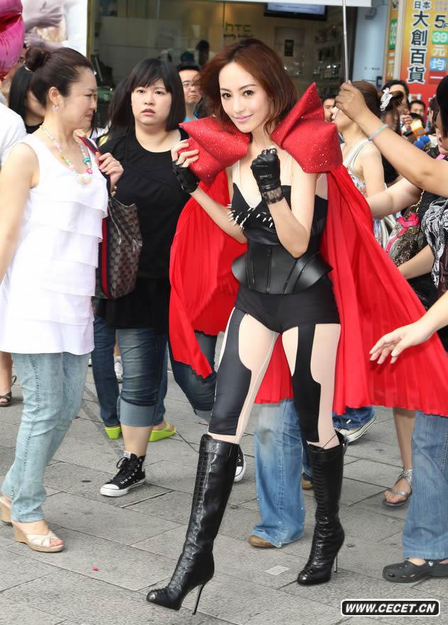 關(guān)穎變女超人秀身材