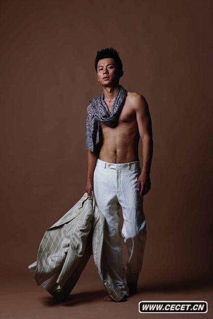 李晨赤膊上陣大秀型男魅力