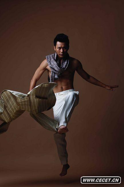 李晨赤膊上陣大秀型男魅力