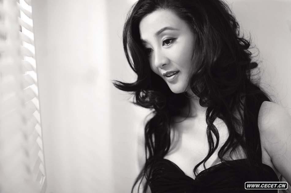 徐帆黑白寫(xiě)真柔媚豐姿