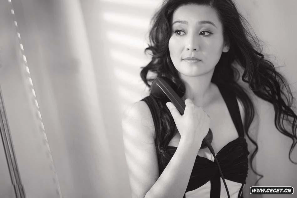 徐帆黑白寫(xiě)真柔媚豐姿