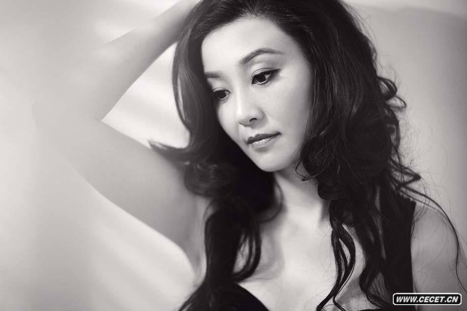 徐帆黑白寫(xiě)真柔媚豐姿