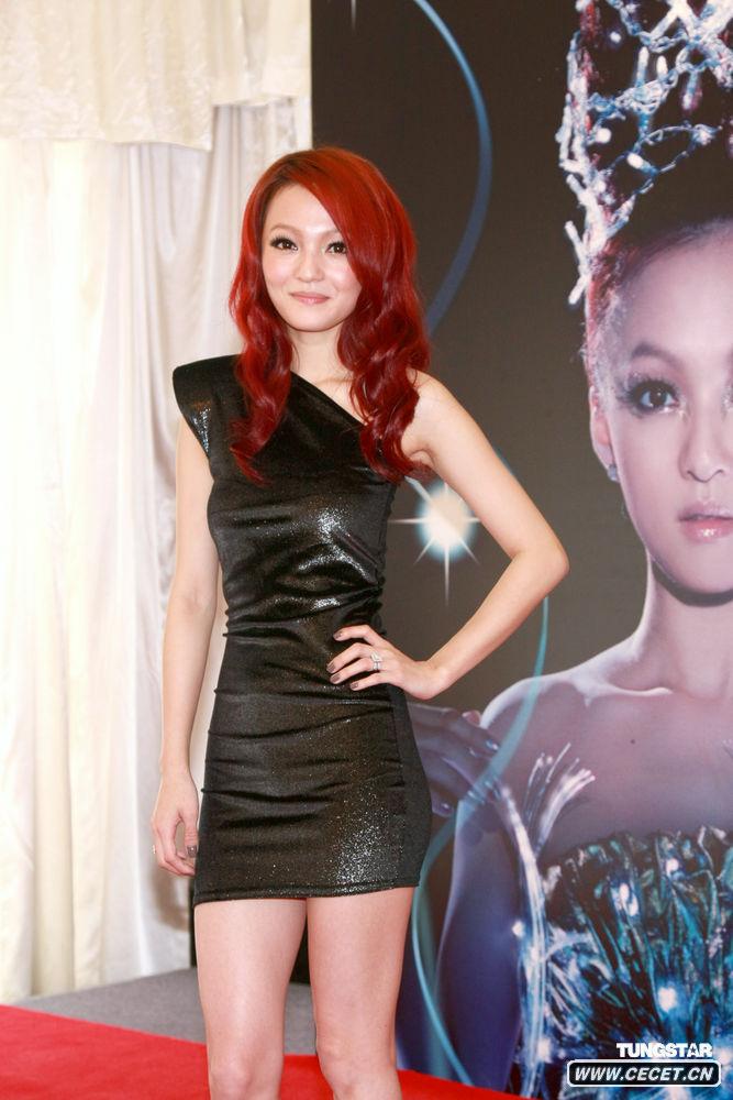 張韶涵香港個(gè)唱不乏性感