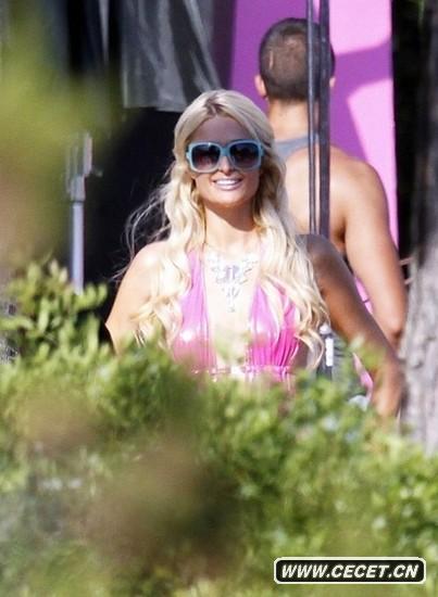 希爾頓穿比基尼秀身材