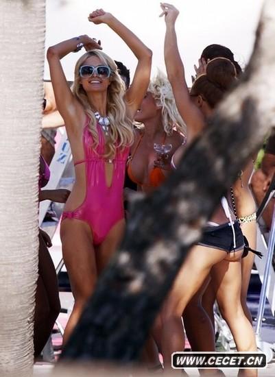 希爾頓穿比基尼秀身材