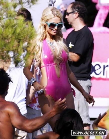 希爾頓穿比基尼秀身材