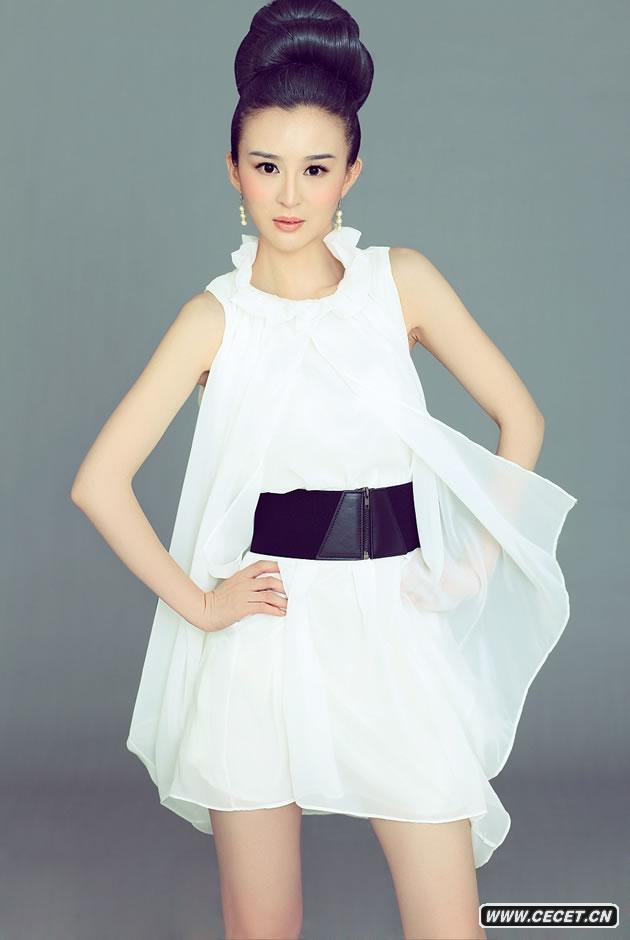 劉競寫(xiě)真白裙淡雅清麗