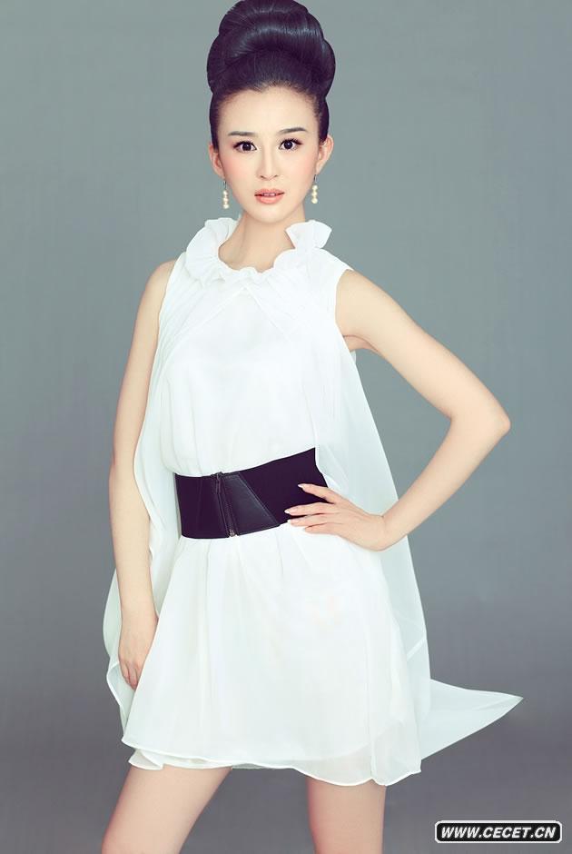 劉競寫(xiě)真白裙淡雅清麗