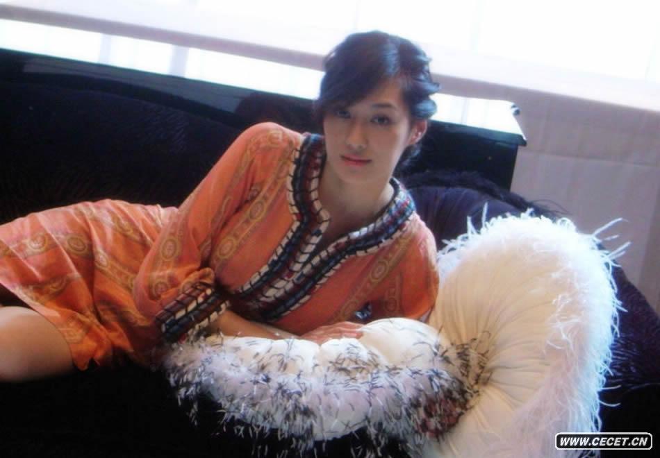 孟廣美擺出優(yōu)美迷人媚態(tài)