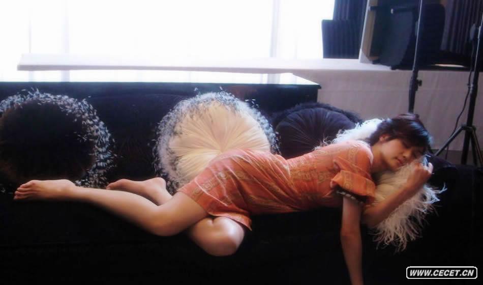 孟廣美擺出優(yōu)美迷人媚態(tài)