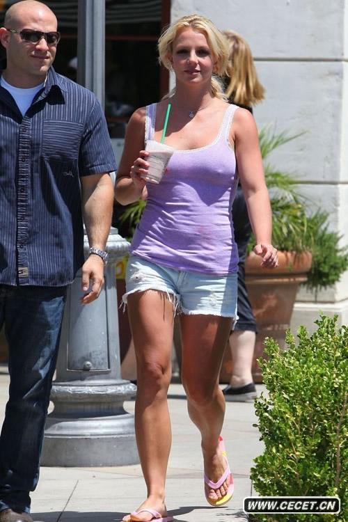 布蘭妮熱褲出游凸點(diǎn)渾不知