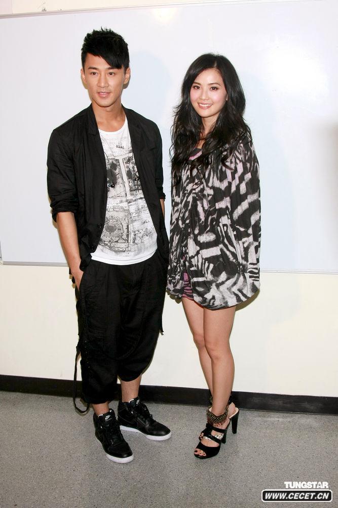 林峰貼心送上開(kāi)聲茶