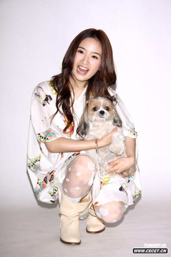 林依晨帶愛(ài)犬拍宣傳照