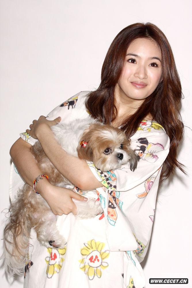 林依晨帶愛(ài)犬拍宣傳照