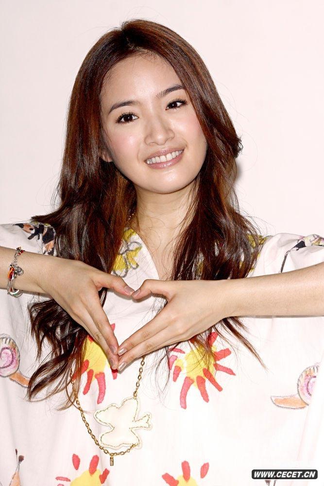 林依晨帶愛(ài)犬拍宣傳照