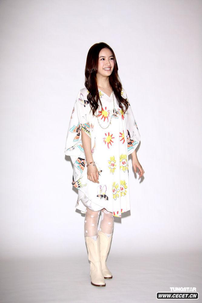 林依晨帶愛(ài)犬拍宣傳照