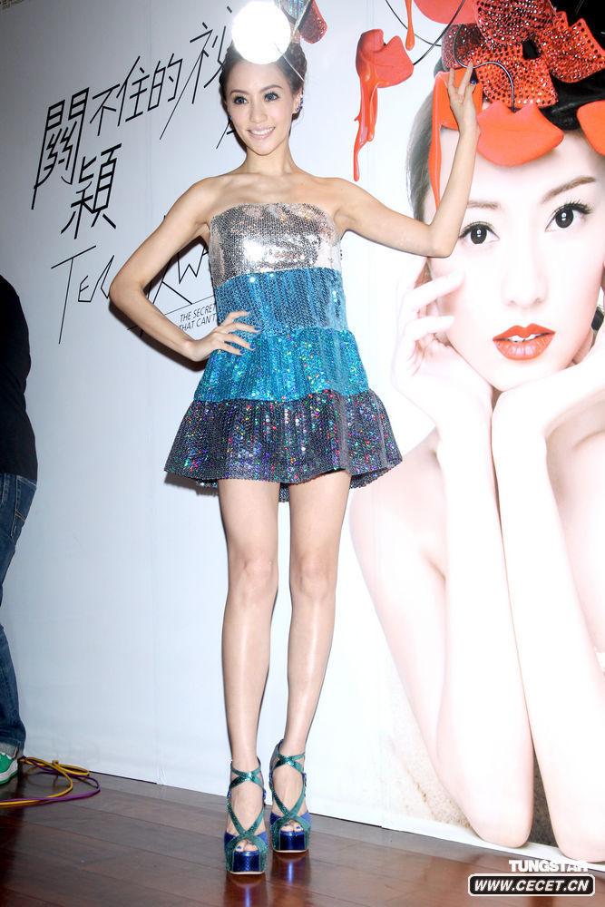 關(guān)穎可愛(ài)藍色精靈裝