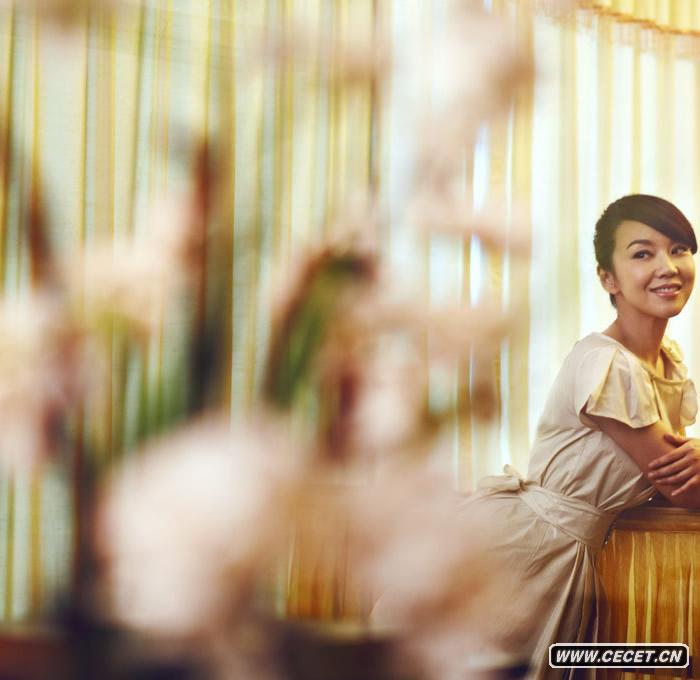 閆妮優(yōu)雅轉身登封面