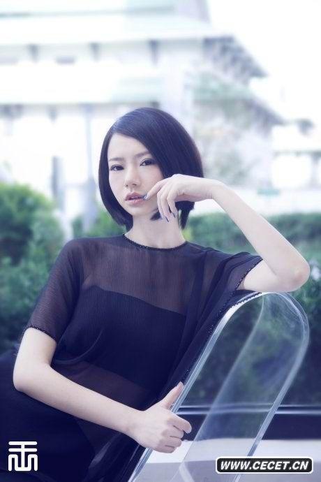 戚薇美腿修長(cháng)誘人