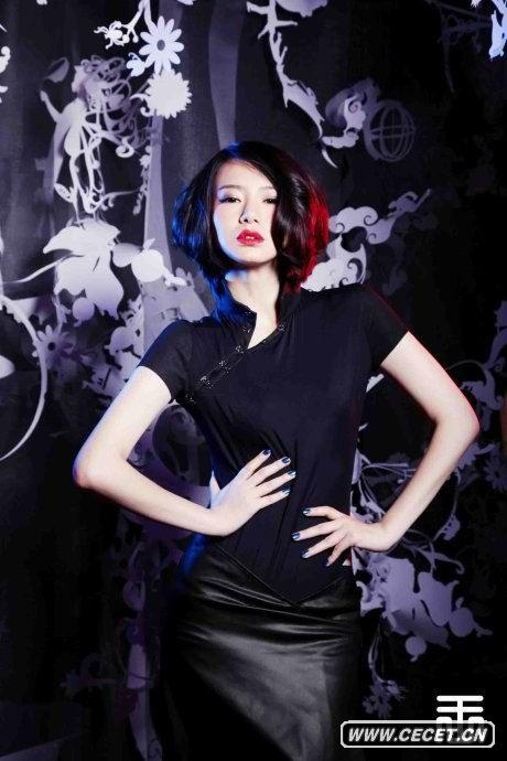 戚薇美腿修長(cháng)誘人