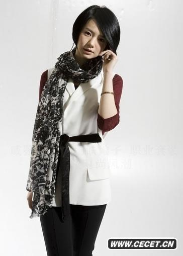 戚薇職業(yè)套裝引領(lǐng)時(shí)尚