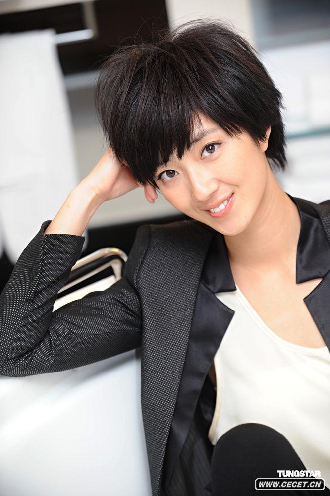 桂綸美黑衣黑褲笑容甜