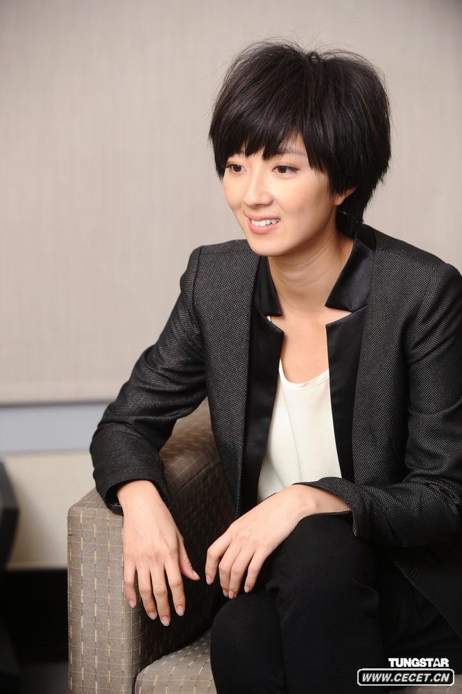 桂綸美黑衣黑褲笑容甜