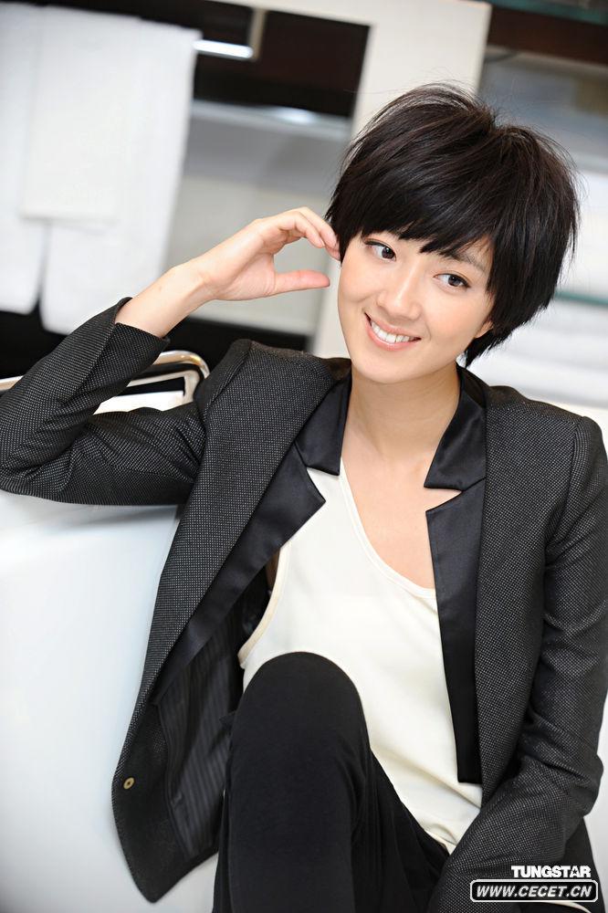 桂綸美黑衣黑褲笑容甜