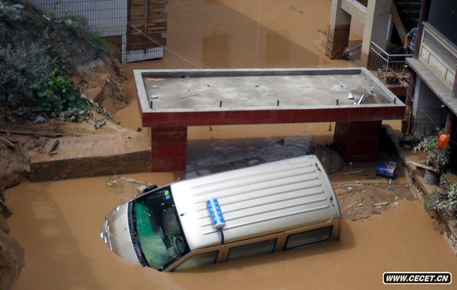 被洪水沖翻的車(chē)輛