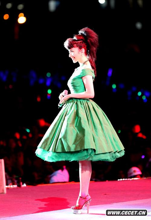 湯燦亮相酷似芭比娃娃